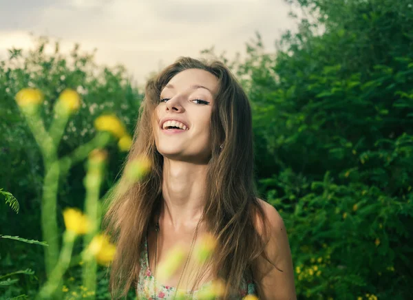 Blondine in einem Sommerfeld — Stockfoto