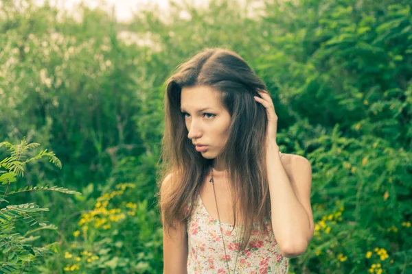 Loira bonita em um campo de verão — Fotografia de Stock