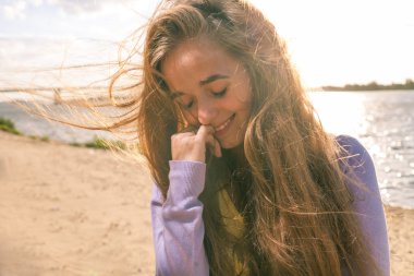 uzun saçlı sarışın açık havada