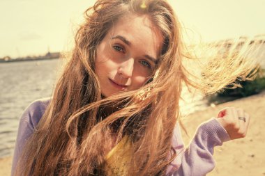 uzun saçlı sarışın açık havada