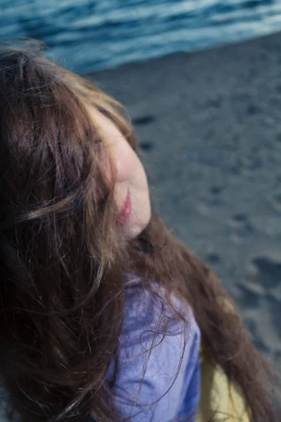 Donne bionde mezze nascoste dai capelli — Foto Stock