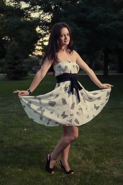 Sexy brunette posing outdoors — Stock Photo, Image