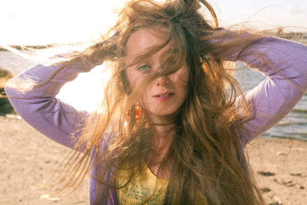 Rubia de pelo largo al aire libre — Foto de Stock