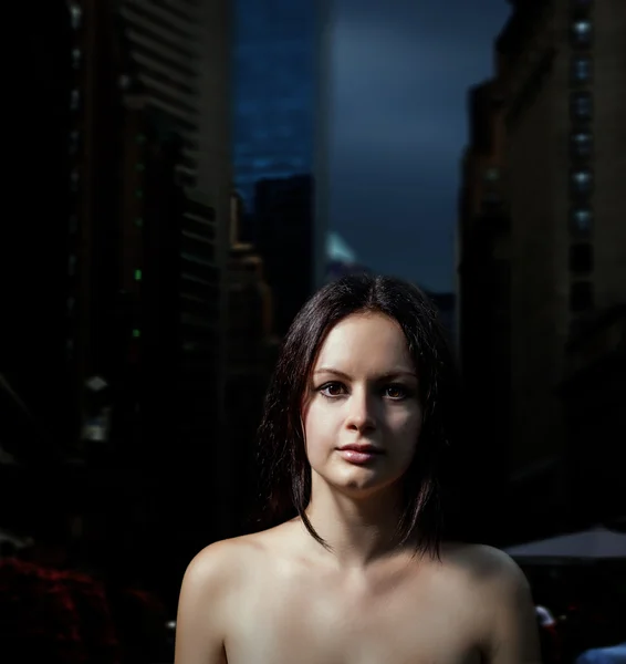 Mujeres desnudas solas en una calle —  Fotos de Stock