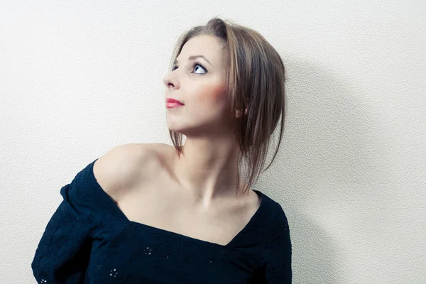 Young girl looking up — Stock Photo, Image