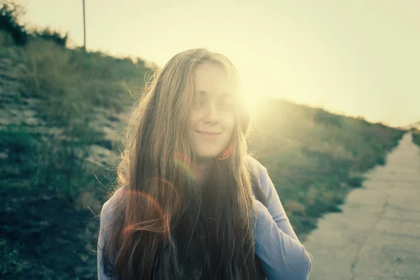 Blonde fille en plein air — Photo