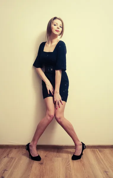 Sexy chica posando contra la pared — Foto de Stock