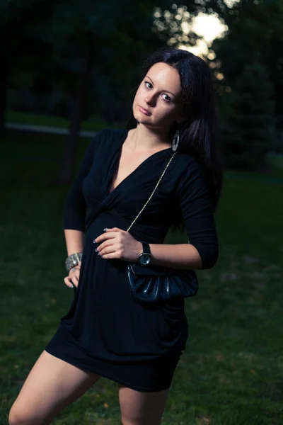 Morena en vestido negro posando — Foto de Stock