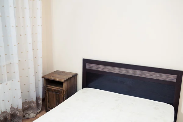 Del av ett rum med säng i ett hörn — Stockfoto