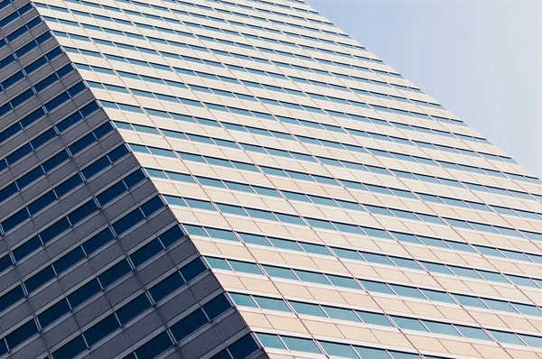 Blauwe lucht reflecteert in de ramen — Stockfoto