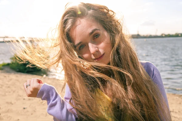 Bionda dai capelli lunghi all'aperto — Foto Stock