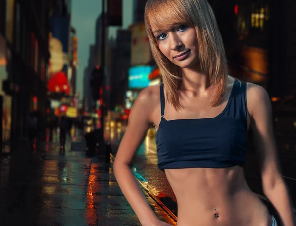 Torso shot of a sporty woman in a street — Stock Photo, Image