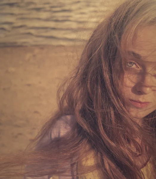 Bionda dai capelli lunghi all'aperto — Foto Stock