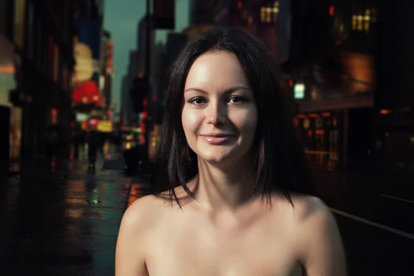 Shirtless brunette smiling in the night street — Stock Photo, Image