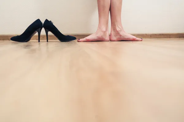 Çıplak ayakları ve ayakkabılar — Stok fotoğraf