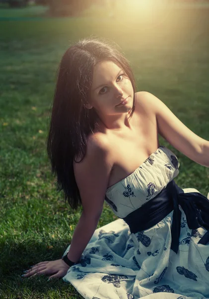 Femme aux cheveux foncés sur herbe — Photo