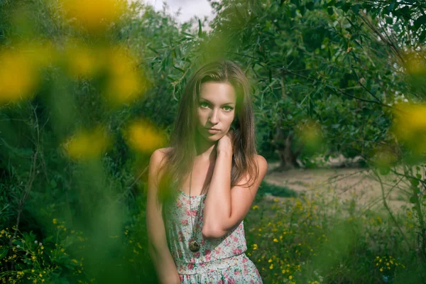 Bella bionda in un campo estivo — Foto Stock