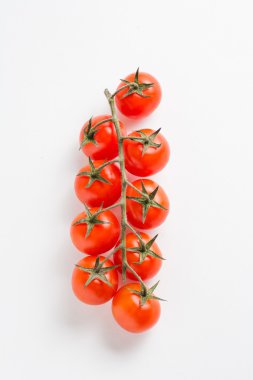 kök üzerinde taze kiraz domates