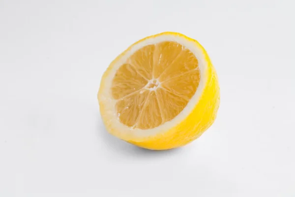 Половина лимона на белом — стоковое фото