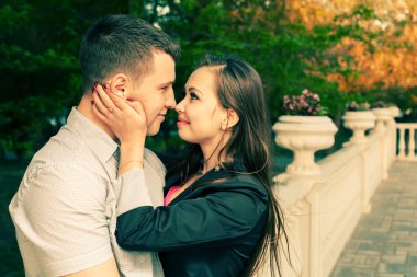 mutlu çift kucaklayan