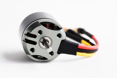 beyaz üzerine küçük bir boyutta elektrik motoru