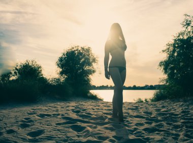 kadın kum plaj tam vücut vurdu