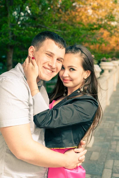 Pareja feliz abrazando — Foto de Stock