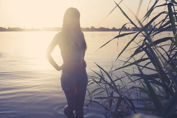 Silhouette di una donna contro l'acqua — Foto Stock