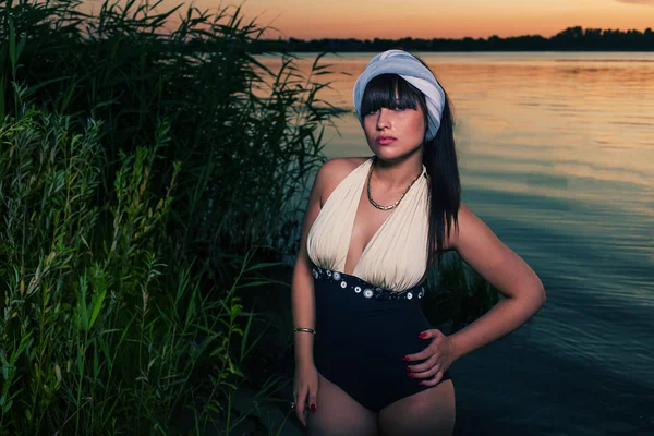 Mujer retro posando al aire libre — Foto de Stock