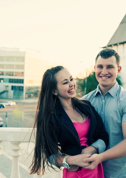 Pareja feliz abrazando — Foto de Stock