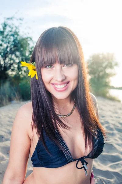 Cara de pele e beleza. Menina sensual com cabelo longo e saudável — Fotografia de Stock