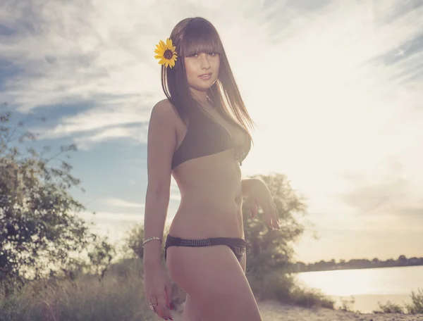 Vrouw met zonnebloemen in het haar — Stockfoto
