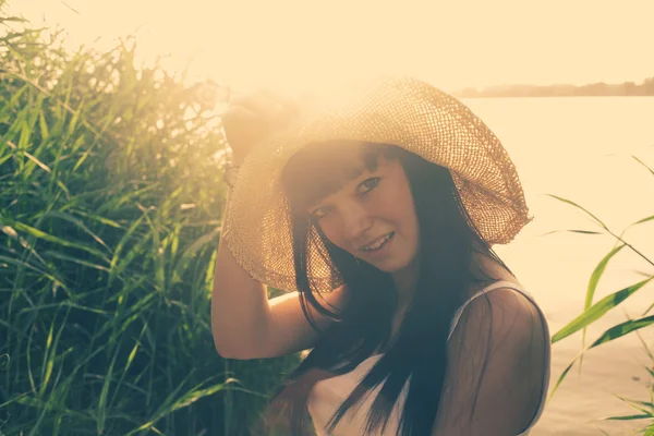 Mujer de aspecto vintage en sombrero de verano —  Fotos de Stock