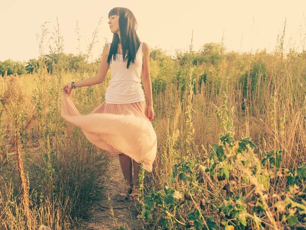 Vintage femme regardant sur le vent — Photo