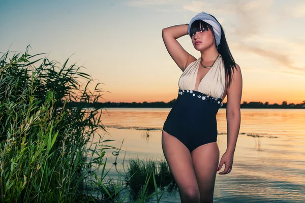 Mujer retro posando al aire libre —  Fotos de Stock