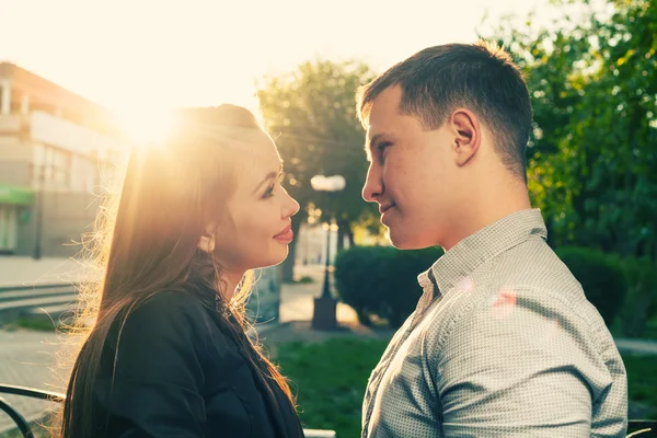 Feliz pareja mirando el uno al otro —  Fotos de Stock