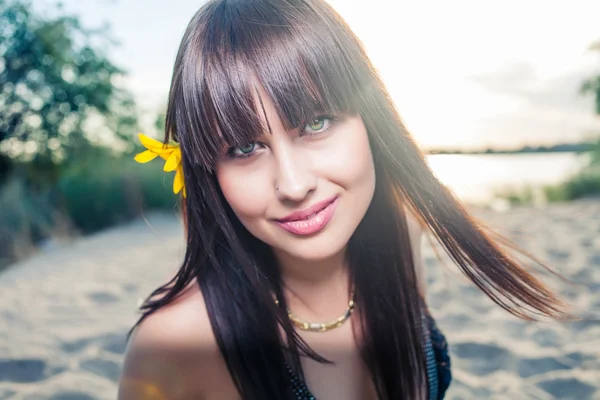 Retrato de una mujer joven y bonita con grandes ojos —  Fotos de Stock