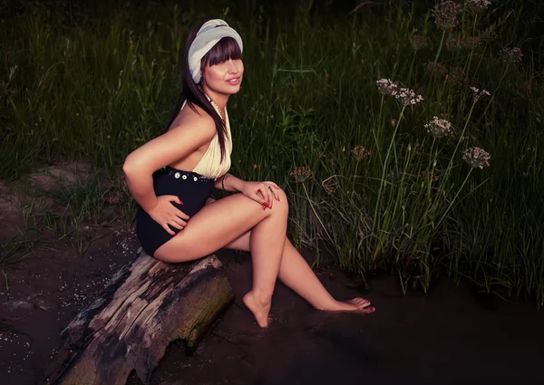 Mujer retro posando al aire libre — Foto de Stock