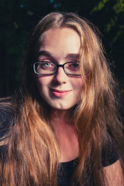 Kameraya bakarak sarışın gülümseyerek