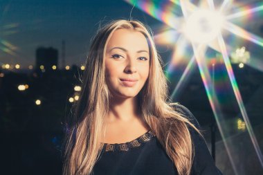 sarışın tarafta gökkuşağı yıldızı parlayan ile