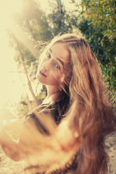 Blonde vrouw met haar lange haren vliegen in een lucht — Stockfoto