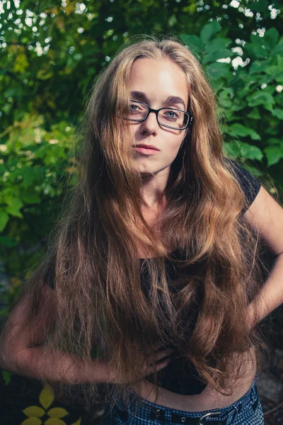 平静金色头发的女人在一片森林 — 图库照片