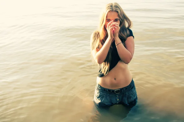 Bionda dai capelli lunghi che sorride in acqua all'aperto — Foto Stock