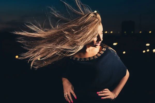 Bionda attraente con i capelli che volano sul vento — Foto Stock