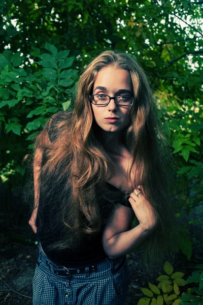 Loira de cabelos compridos posando ao ar livre — Fotografia de Stock