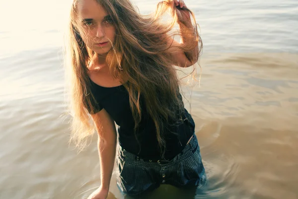 Blonde aux cheveux longs dans une eau — Photo