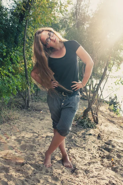 Colpo pieno del corpo di una donna dai capelli lunghi sulla sabbia — Foto Stock