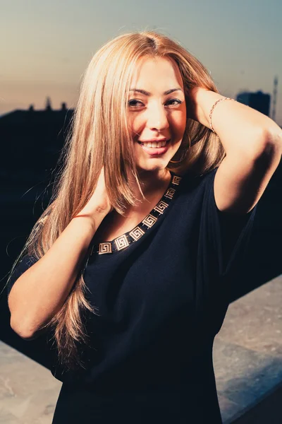 Rubia posando al aire libre en una noche — Foto de Stock