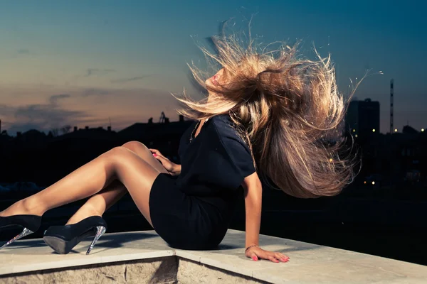 Привлекательная блондинка с волосами, летящими на ветру — стоковое фото