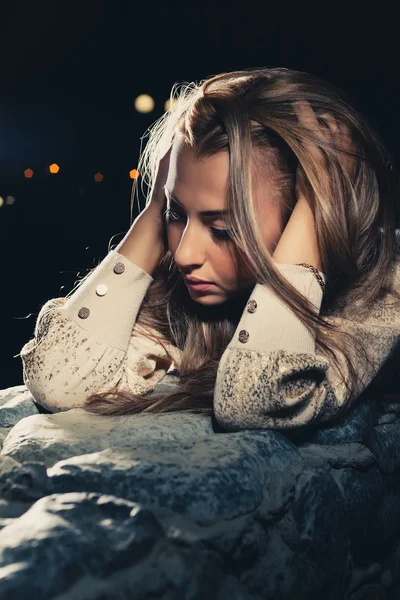 Schattige blonde denken in eenzaamheid halflit — Stockfoto